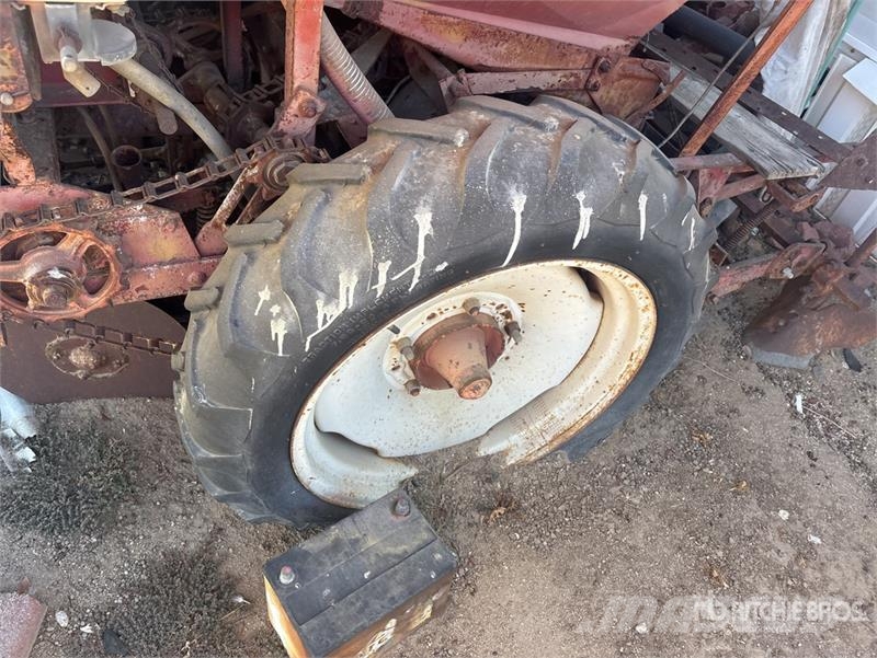 Quantity of (2) S/A Potato Planter Trailer مقطورات أخرى