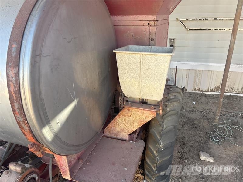 Quantity of (2) S/A Potato Planter Trailer مقطورات أخرى