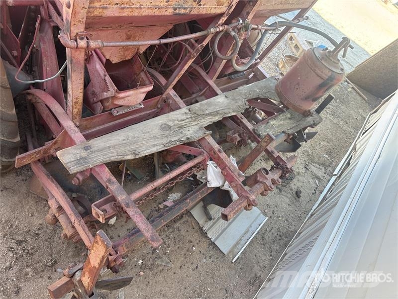 Quantity of (2) S/A Potato Planter Trailer مقطورات أخرى
