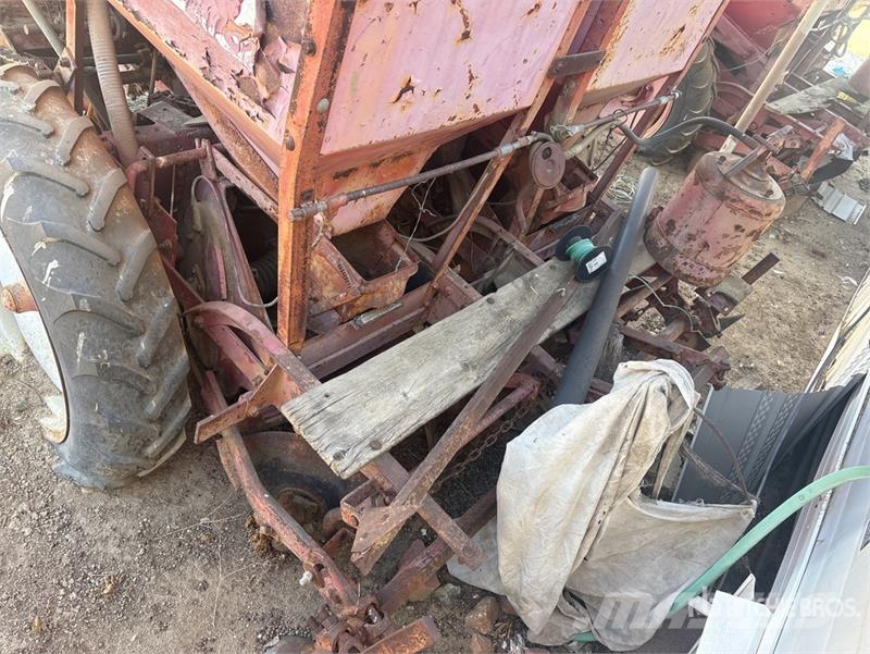 Quantity of (2) S/A Potato Planter Trailer مقطورات أخرى