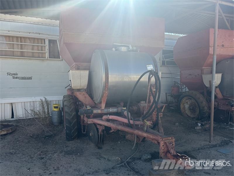 Quantity of (2) S/A Potato Planter Trailer مقطورات أخرى