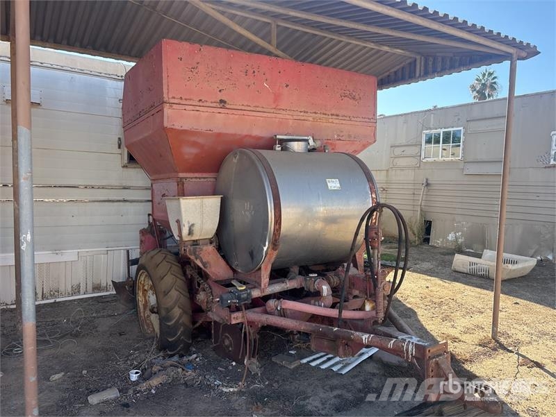 Quantity of (2) S/A Potato Planter Trailer مقطورات أخرى