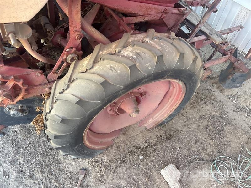 Quantity of (2) S/A Potato Planter Trailer مقطورات أخرى