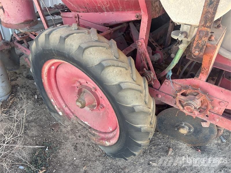 Quantity of (2) S/A Potato Planter Trailer مقطورات أخرى