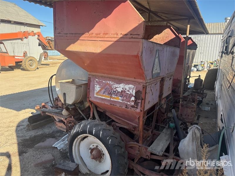 Quantity of (2) S/A Potato Planter Trailer مقطورات أخرى