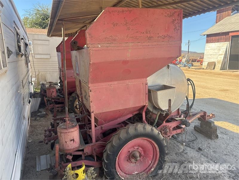 Quantity of (2) S/A Potato Planter Trailer مقطورات أخرى