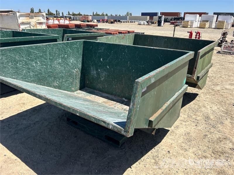 Quantity of (2) Self-Dumping Hopper Fülltrichter und Füllschächte
