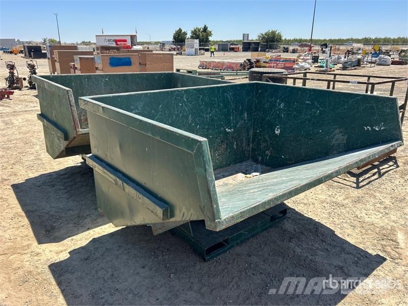 Quantity of (2) Self-Dumping Hopper Fülltrichter und Füllschächte