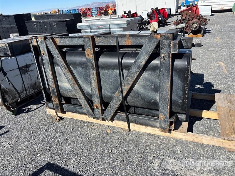 Quantity of (2) Tool Boxes & (1) Fuel Tank Andet tilbehør