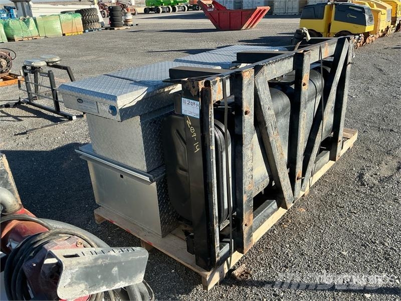 Quantity of (2) Tool Boxes & (1) Fuel Tank Andet tilbehør