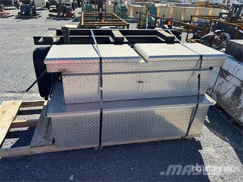 Quantity of (2) Tool Boxes & (1) Fuel Tank Andet tilbehør