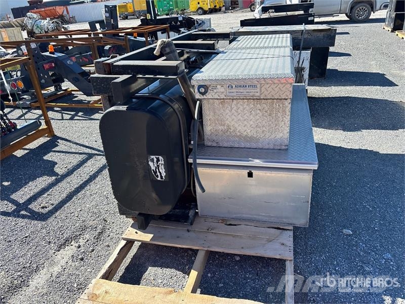 Quantity of (2) Tool Boxes & (1) Fuel Tank Andet tilbehør