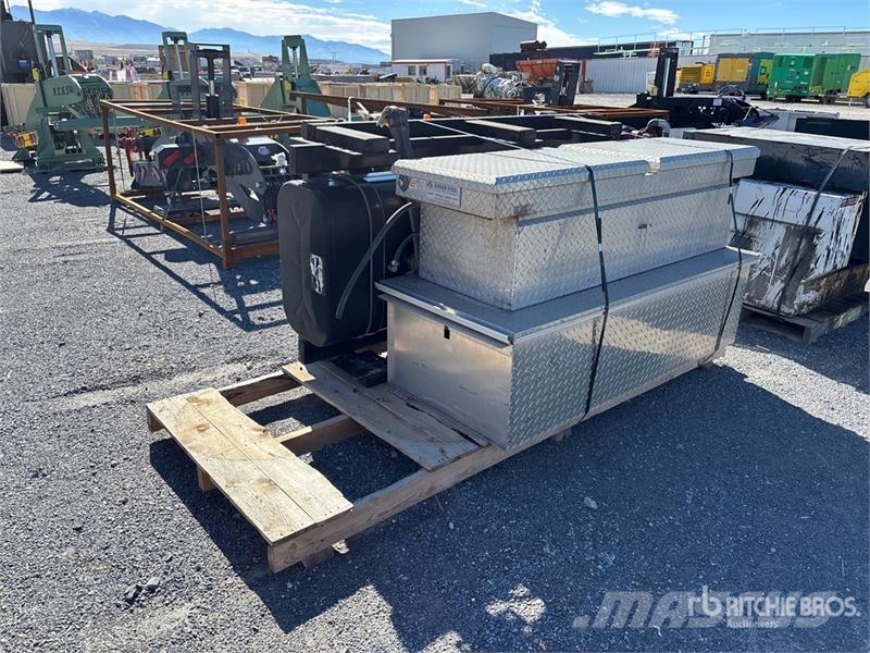 Quantity of (2) Tool Boxes & (1) Fuel Tank Andet tilbehør