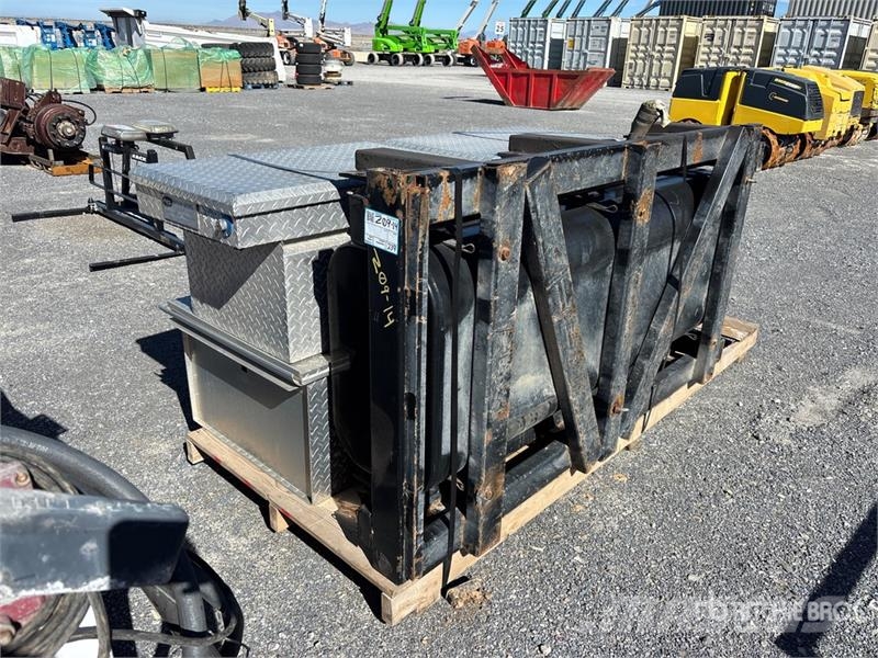 Quantity of (2) Tool Boxes & (1) Fuel Tank Andet tilbehør