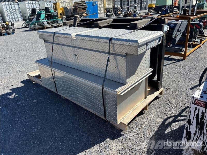 Quantity of (2) Tool Boxes & (1) Fuel Tank Andet tilbehør