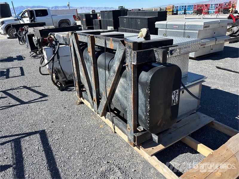 Quantity of (2) Tool Boxes & (1) Fuel Tank Andet tilbehør