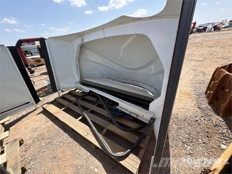 Quantity of (2) Truck Tractor Air Dams Ostale kargo komponente