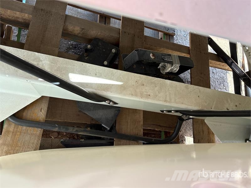 Quantity of (2) Truck Tractor Air Dams Ostale kargo komponente