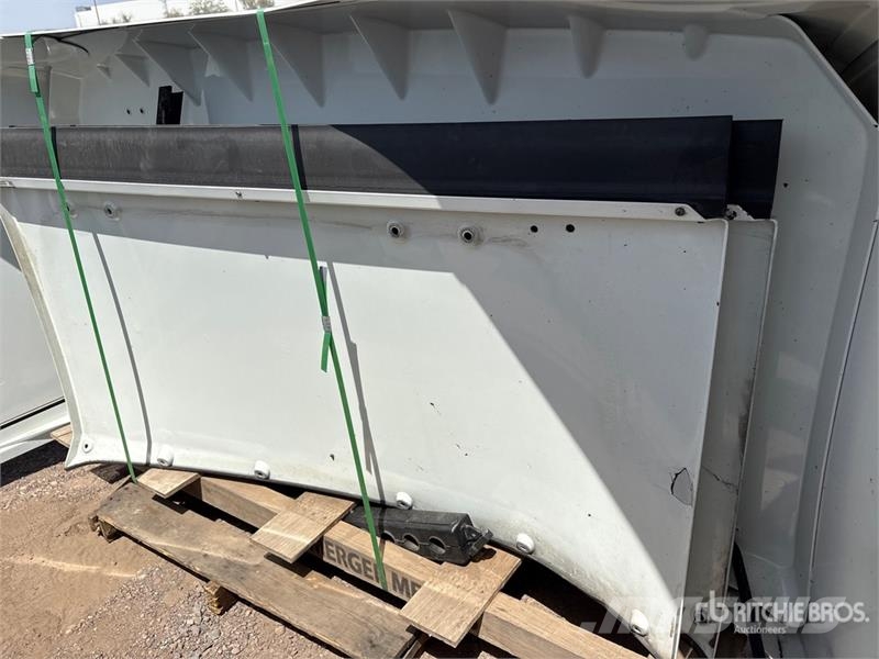 Quantity of (2) Truck Tractor Air Dams Ostale kargo komponente