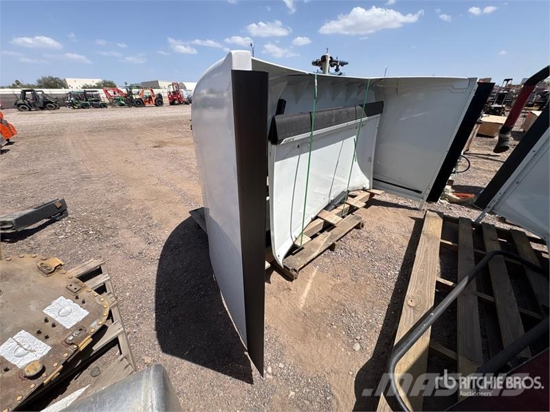 Quantity of (2) Truck Tractor Air Dams Ostale kargo komponente