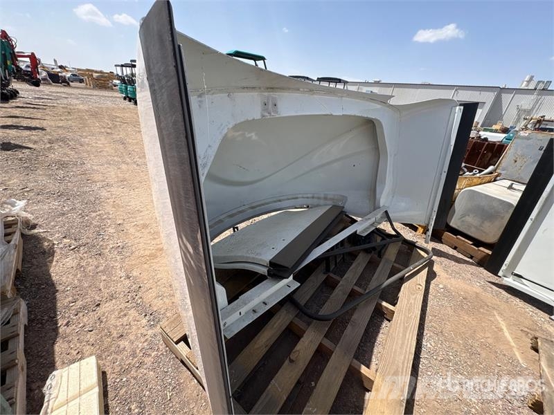Quantity of (2) Truck Tractor Air Dams Ostale kargo komponente