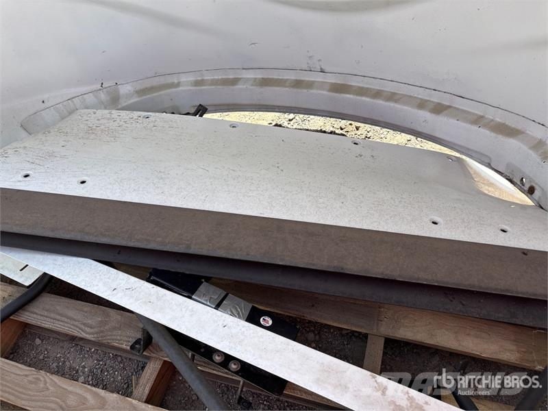 Quantity of (2) Truck Tractor Air Dams Ostale kargo komponente