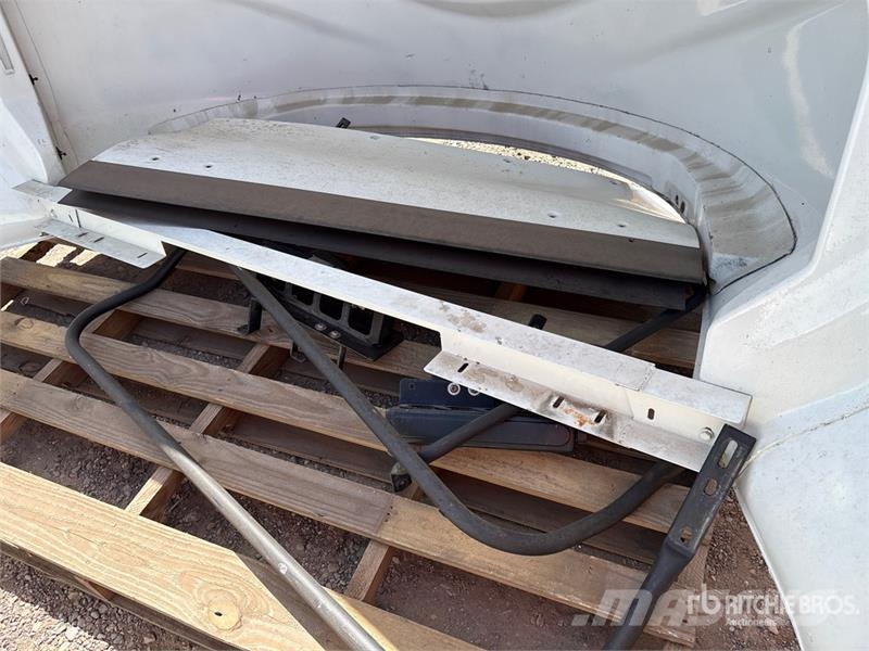 Quantity of (2) Truck Tractor Air Dams Ostale kargo komponente
