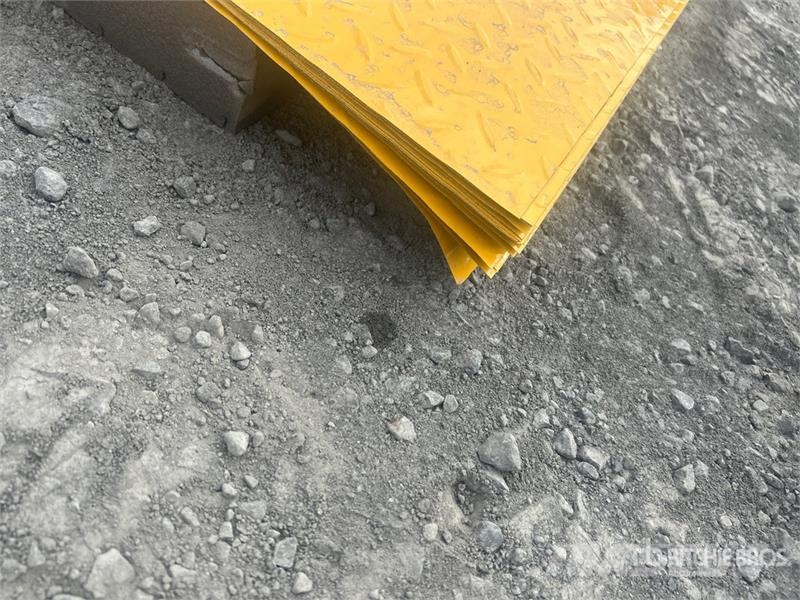 Quantity of (20) 3 Ft x 4 Ft Yellow Steel Diamond Gradbeništvo - drugo