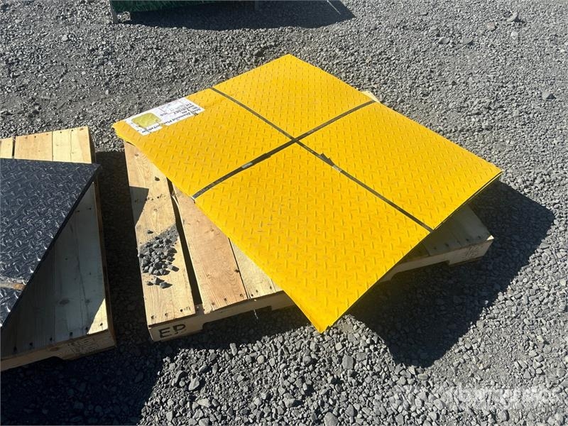  Quantity of (20) 3 ft x 4 ft Yellow Steel Diamond  Montacargas y elevadores de material