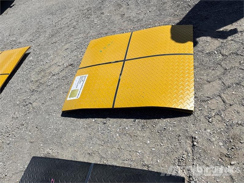 Quantity of (20) 3 ft x 4 ft Yellow Steel Diamond Talhas, guinchos e elevadores de materiais