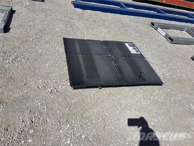 Quantity of (20) 3 ft x 4 ft Black Steel Diamond P Talhas, guinchos e elevadores de materiais