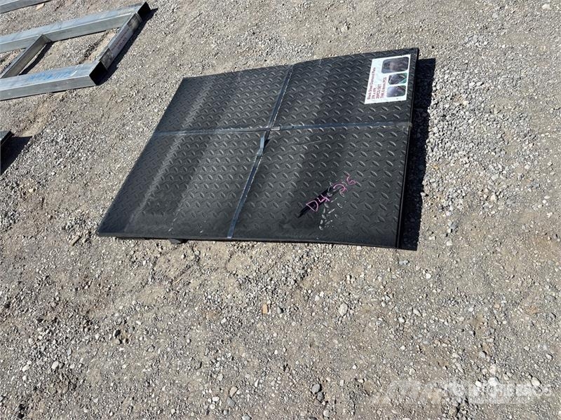 Quantity of (20) 3 ft x 4 ft Black Steel Diamond P Talhas, guinchos e elevadores de materiais