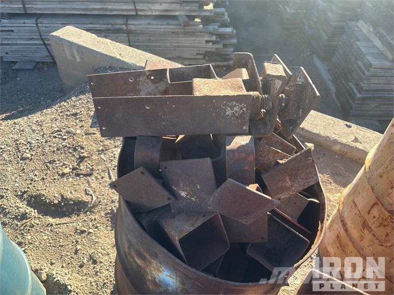 Quantity of 20 Barrels of-Misc Hardware/Ellis Shor Vinssit, nostolaitteet ja materiaalinostimet