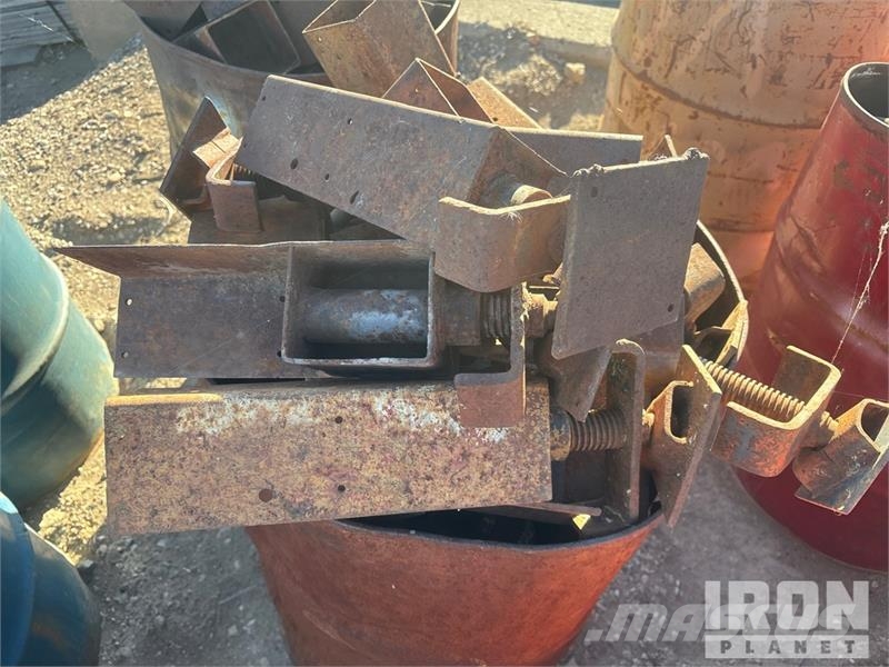 Quantity of 20 Barrels of-Misc Hardware/Ellis Shor Vinssit, nostolaitteet ja materiaalinostimet