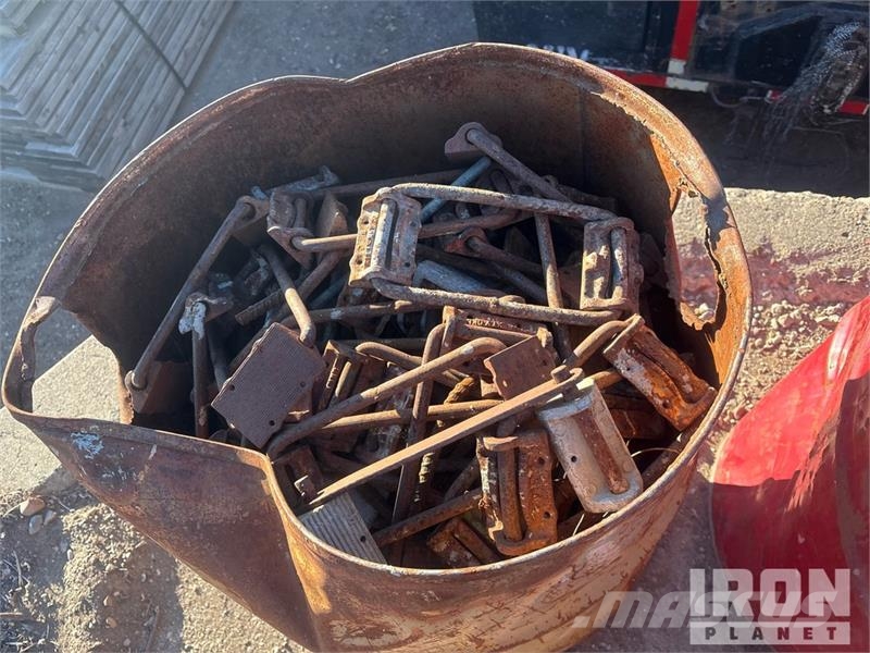 Quantity of 20 Barrels of-Misc Hardware/Ellis Shor Vinssit, nostolaitteet ja materiaalinostimet