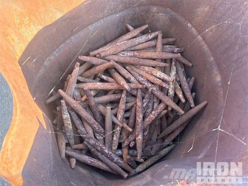 Quantity of 20 Barrels of-Misc Hardware/Ellis Shor Vinssit, nostolaitteet ja materiaalinostimet