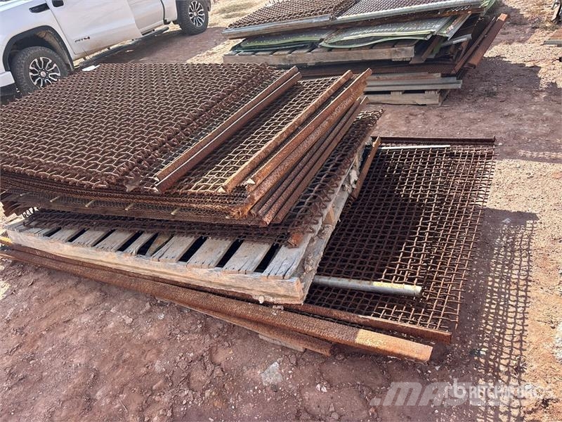 Quantity of (24) Pallets of Screen Cloth قطع غيار المخلفات / إعادة التدوير والمحاجر