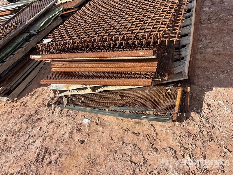 Quantity of (24) Pallets of Screen Cloth قطع غيار المخلفات / إعادة التدوير والمحاجر