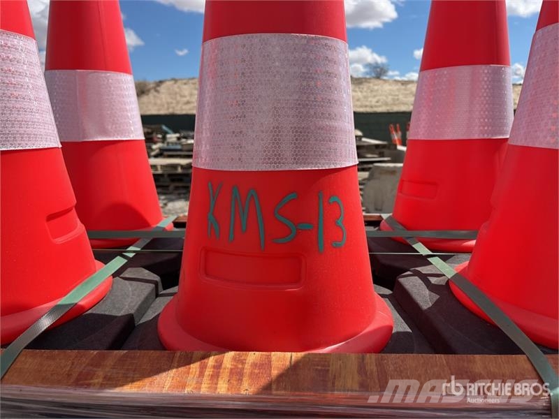 Quantity of (250) MTO A2250 Traffic Cones (Unused Buldožerji za polaganje cevi