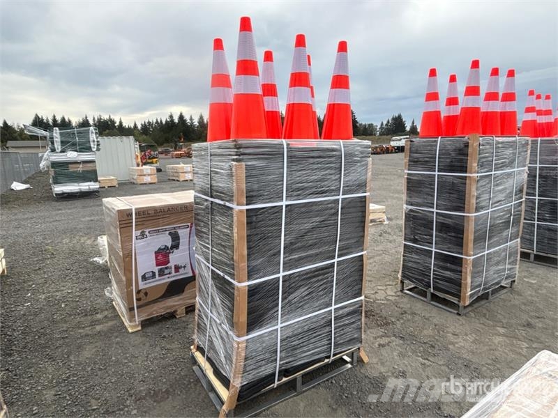 Quantity of (250) SELA TSC28 28 in Traffic Cones Csőfektető dózerek