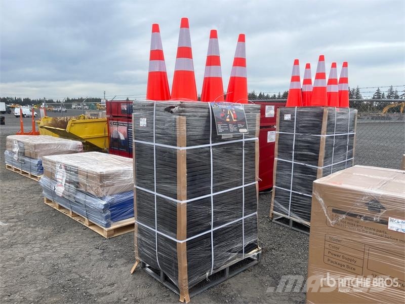 Quantity of (250) SELA TSC28 28 in Traffic Cones Csőfektető dózerek