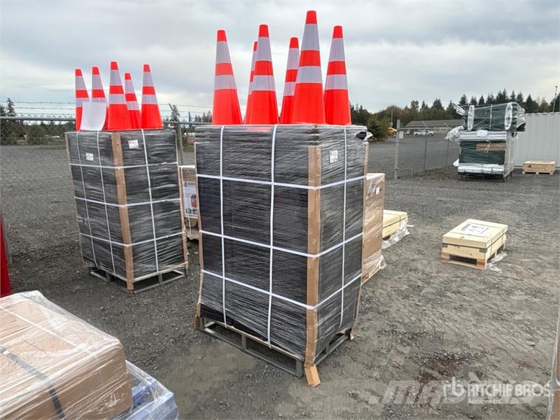 Quantity of (250) SELA TSC28 28 in Traffic Cones Csőfektető dózerek