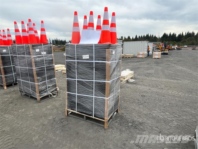 Quantity of (250) SELA TSC28 28 in Traffic Cones Csőfektető dózerek