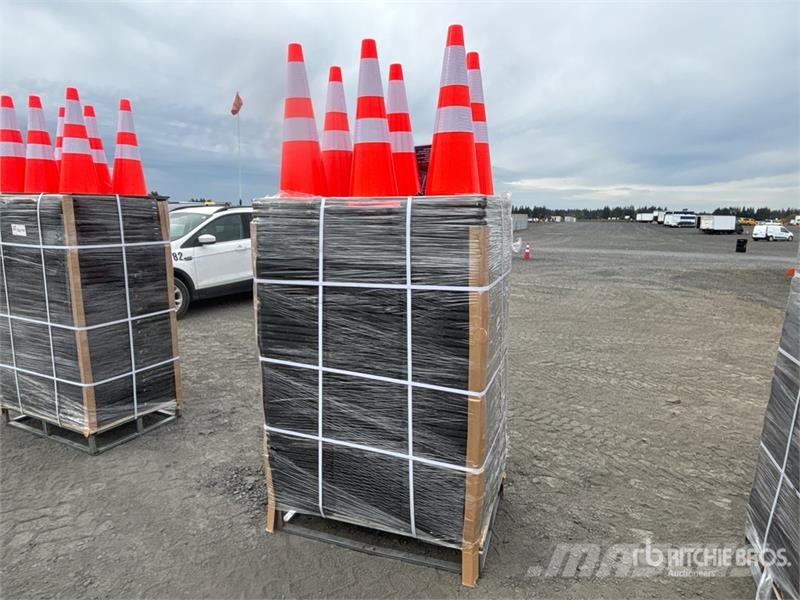 Quantity of (250) SELA TSC28 28 in Traffic Cones Csőfektető dózerek