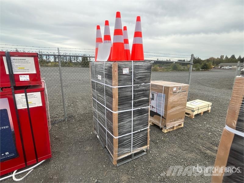 Quantity of (250) SELA TSC28 28 in Traffic Cones Csőfektető dózerek