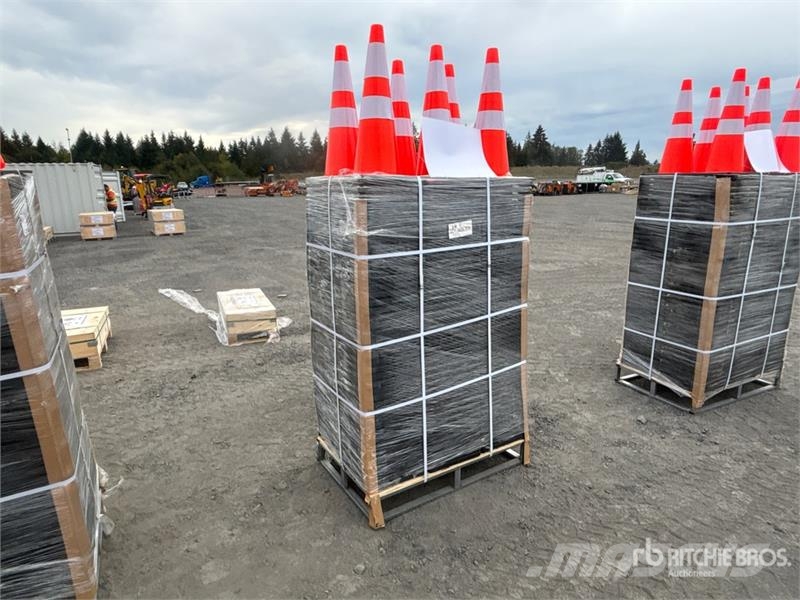 Quantity of (250) SELA TSC28 28 in Traffic Cones Csőfektető dózerek