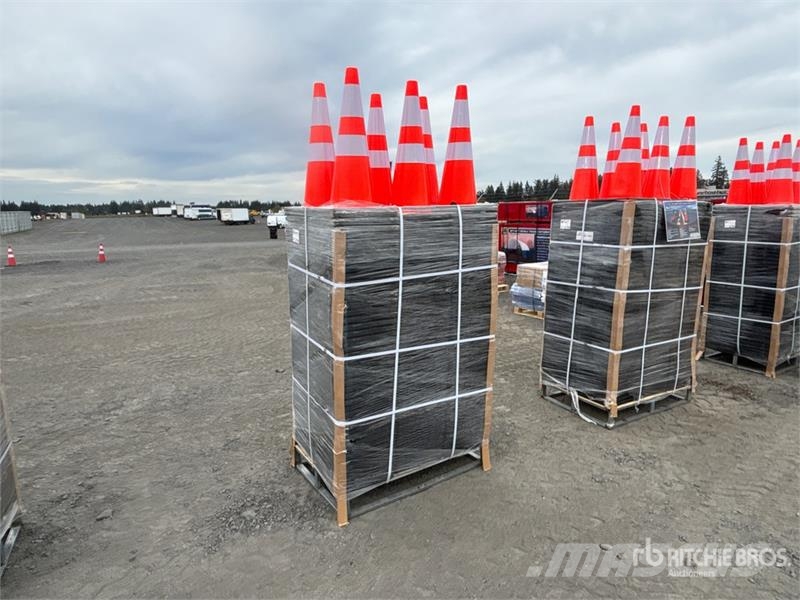 Quantity of (250) SELA TSC28 28 in Traffic Cones Csőfektető dózerek