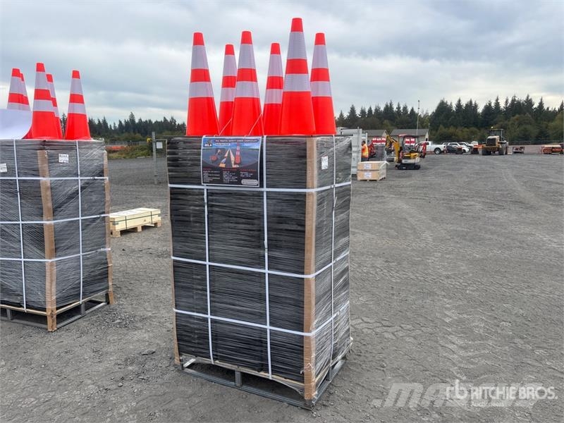 Quantity of (250) SELA TSC28 28 in Traffic Cones Cauruļvadu buldozeri