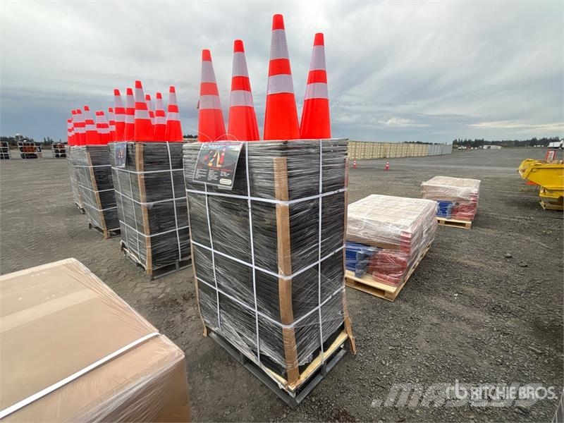 Quantity of (250) SELA TSC28 28 in Traffic Cones Csőfektető dózerek