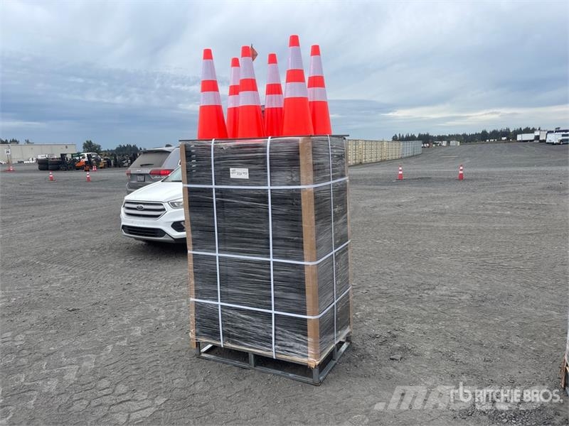 Quantity of (250) SELA TSC28 28 in Traffic Cones Cauruļvadu buldozeri
